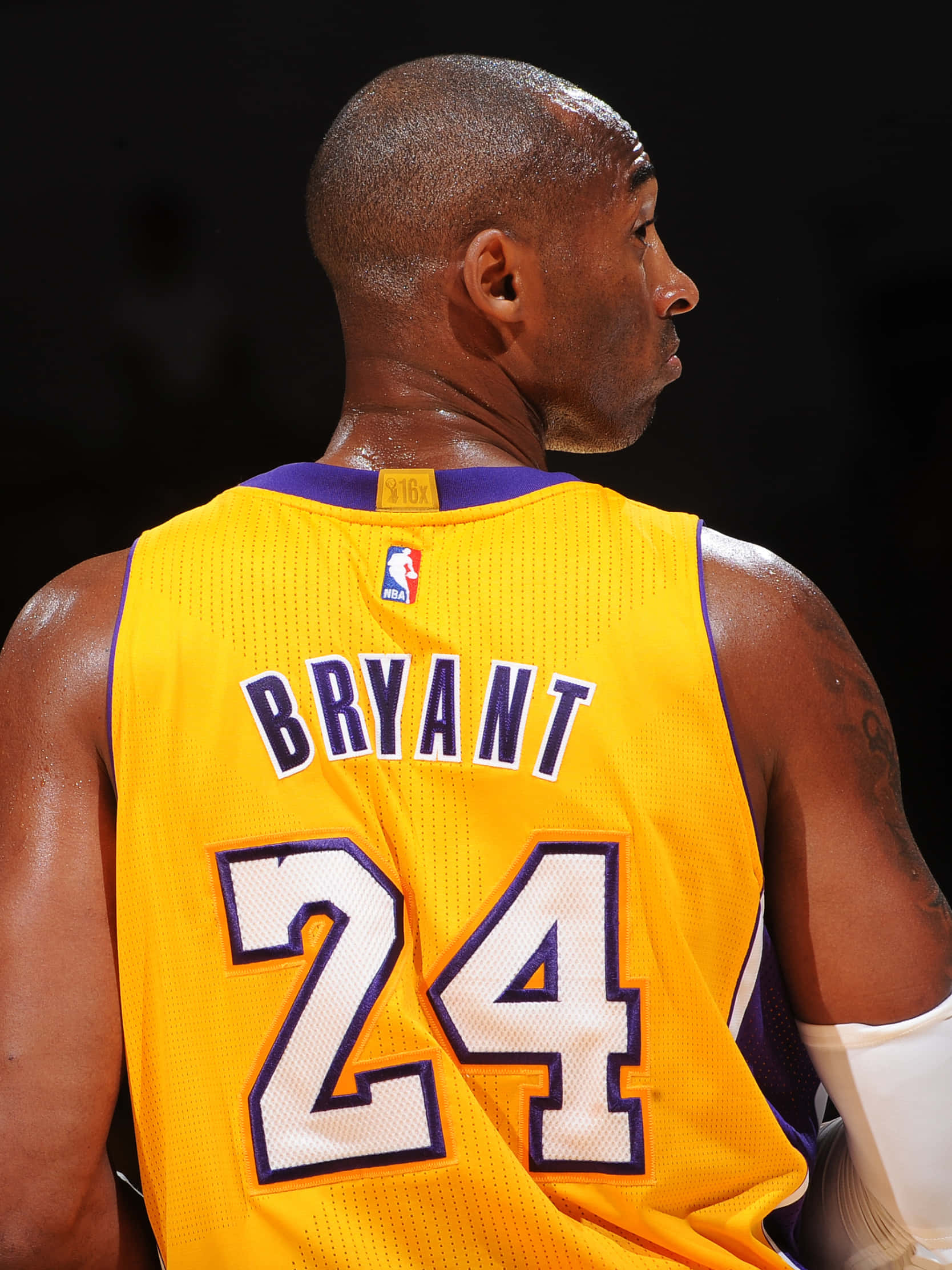 科比· Bryant 手機 桌布 壁紙 — 高比·拜仁在比賽中身穿標誌性黃色湖人隊24號球衣從背後看的特寫。