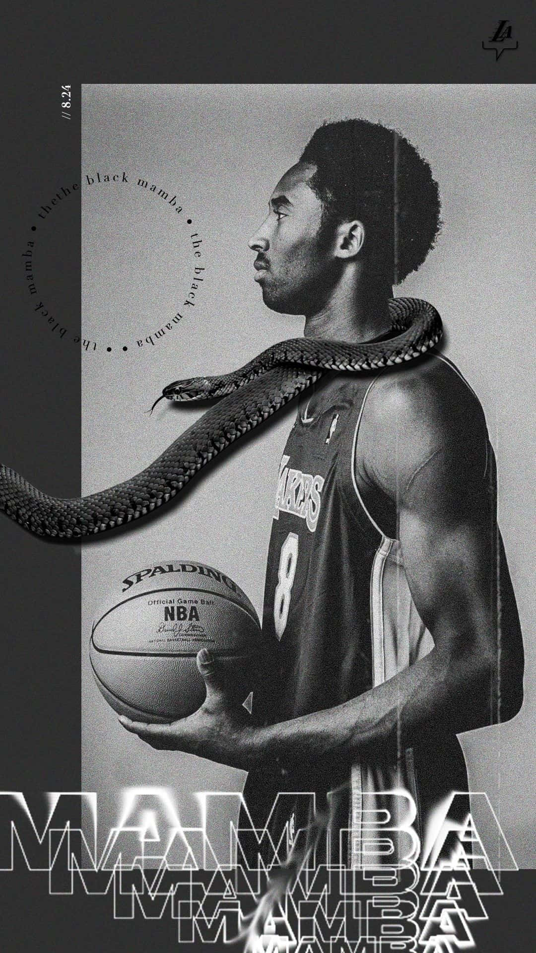 Basketball Aesthetic 桌布 壁紙 — 高比拜仁身穿湖人球衣，手持籃球，肩上纏著一條蛇的黑白肖像。