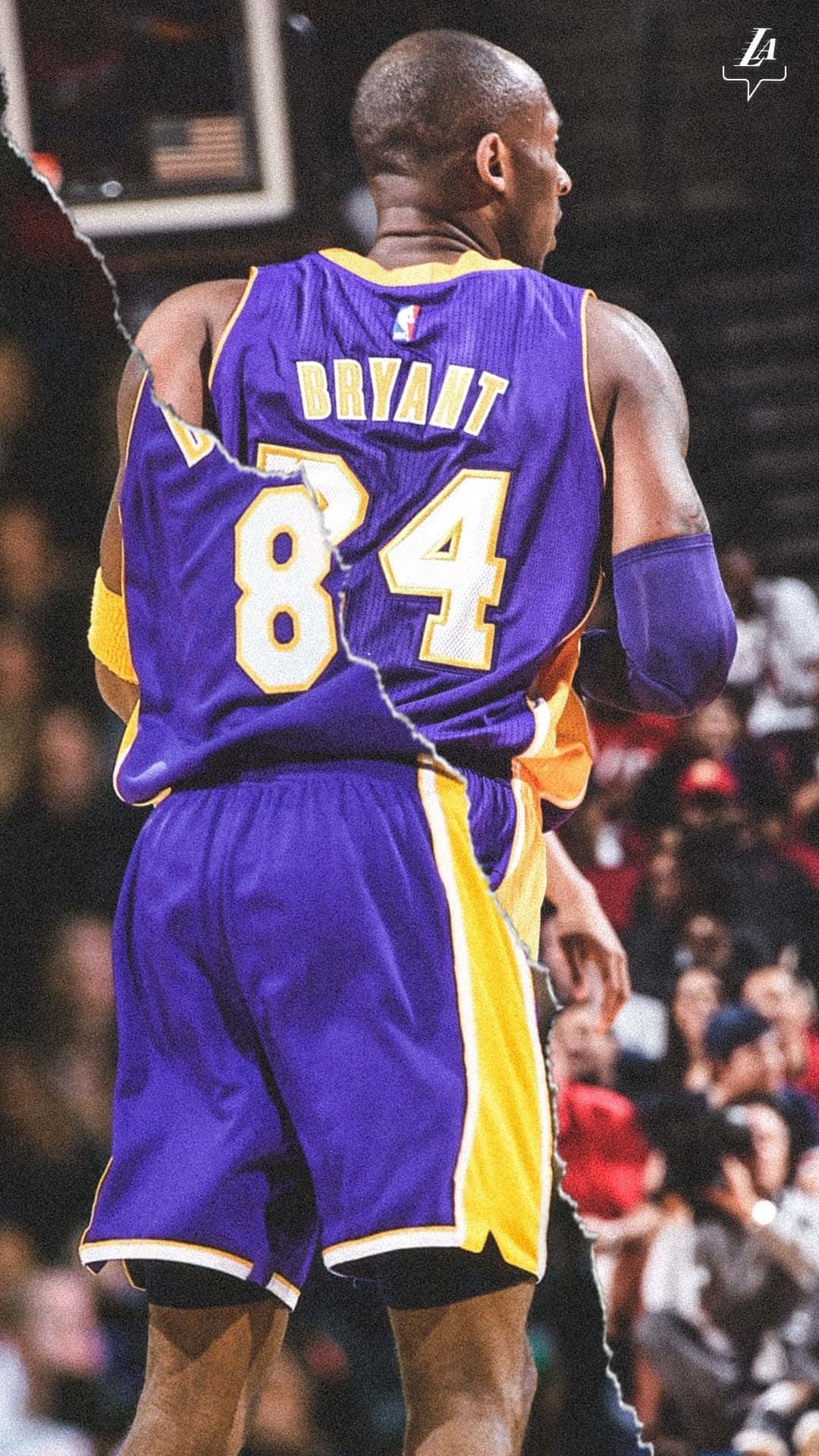 Kobe Basketball 桌布 壁紙 — 高比拜仁身穿紫色和金色湖人隊84號球衣，站在籃球場上，背景有觀眾。