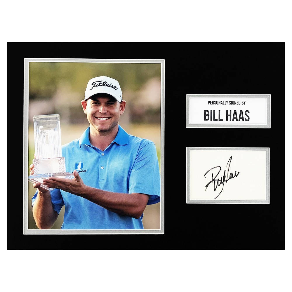 美國 桌布 壁紙 — 高爾夫球手 Bill Haas 自豪地微笑，手持水晶獎盃，旁邊放著他的親筆簽名牌。
