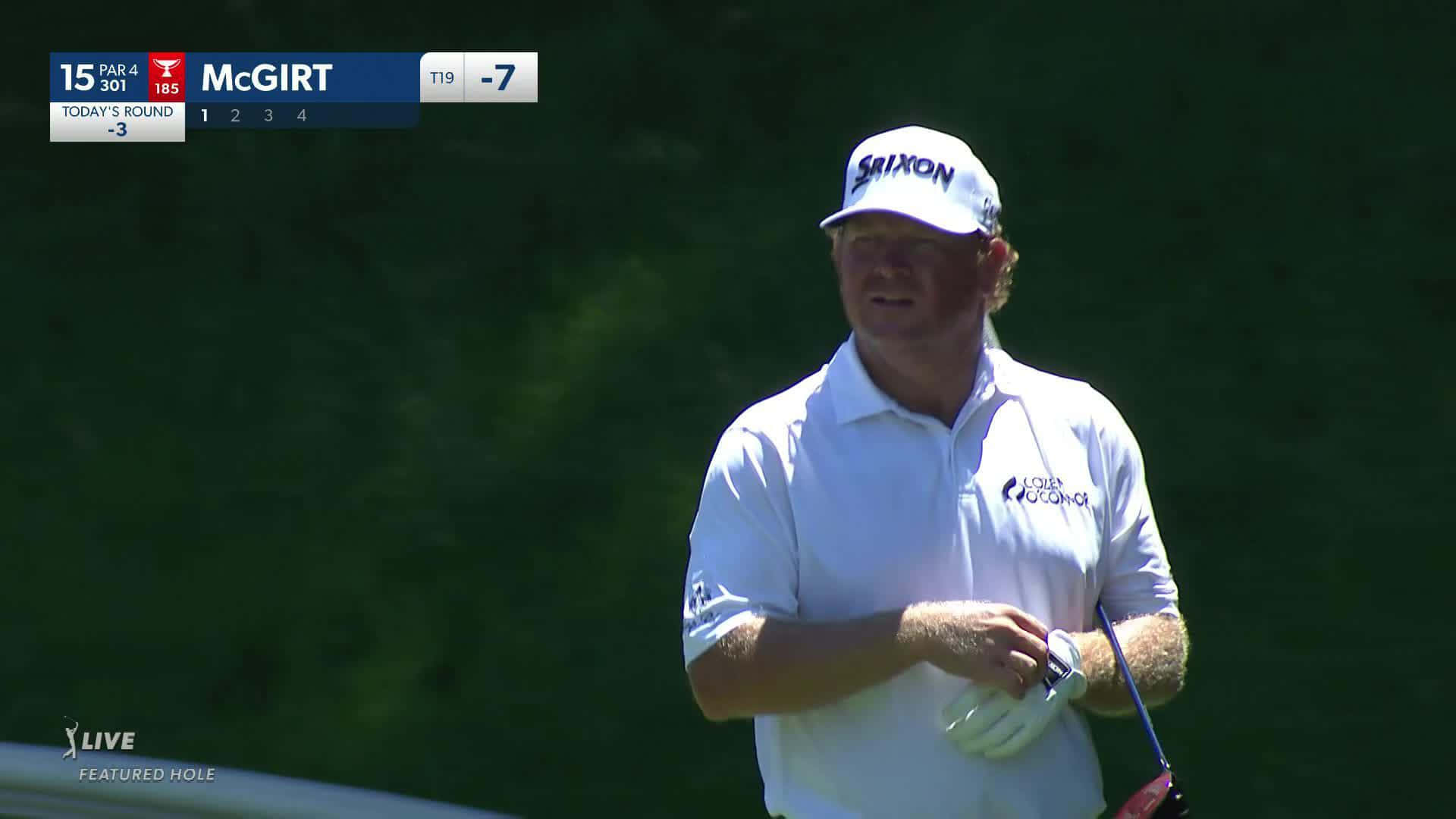 高爾夫 桌布 壁紙 — 高爾夫球手 Bryson DeChambeau 站在陽光普照的球道上，在現場錦標賽轉播中專注地握著球桿。