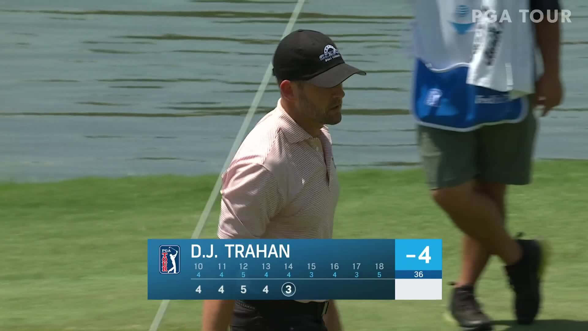 高爾夫 桌布 壁紙 — 高爾夫球手 D.J. Trahan 在陽光明媚的高爾夫球場上行走，背景有水，並有分數覆蓋層。