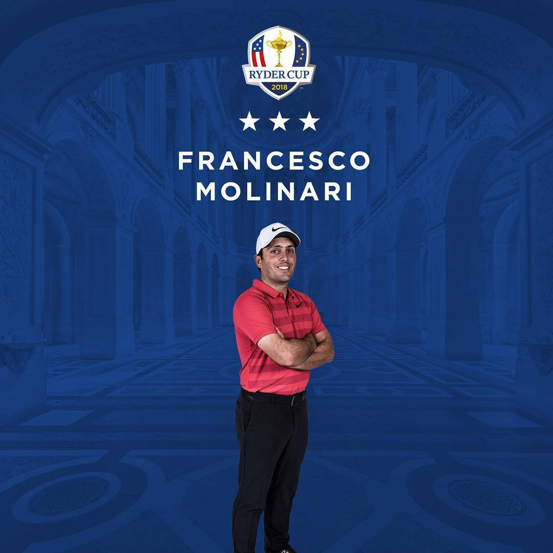 高爾夫 桌布 壁紙 — 高爾夫球手 Francesco Molinari 在 Ryder Cup 品牌標誌下的藍色調大廳中自信地交叉雙臂站立。