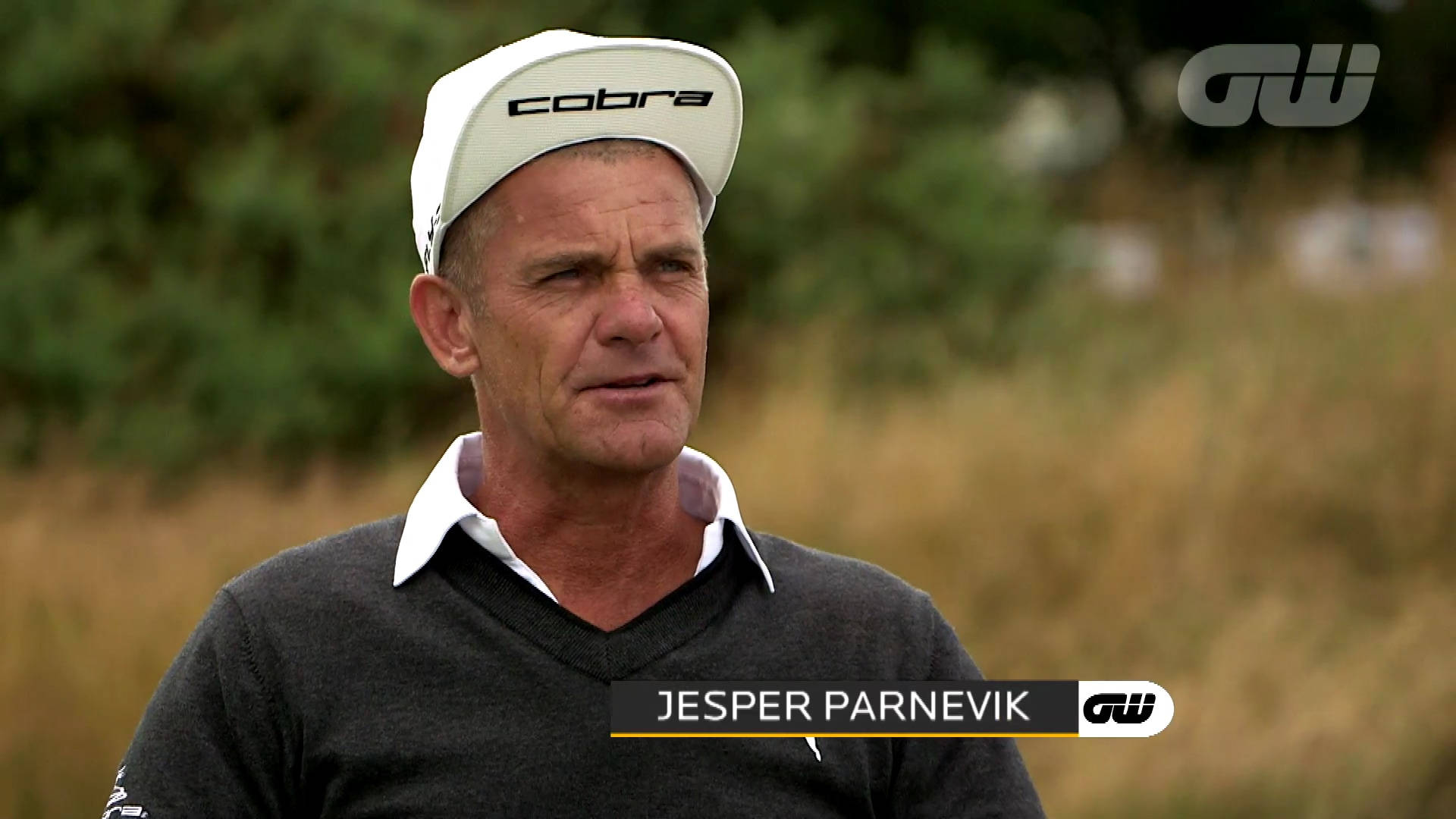 高爾夫球手 Jesper Parnevik 戴著白色帽子和深色毛衣在戶外。 — 影片 GIF 壁紙