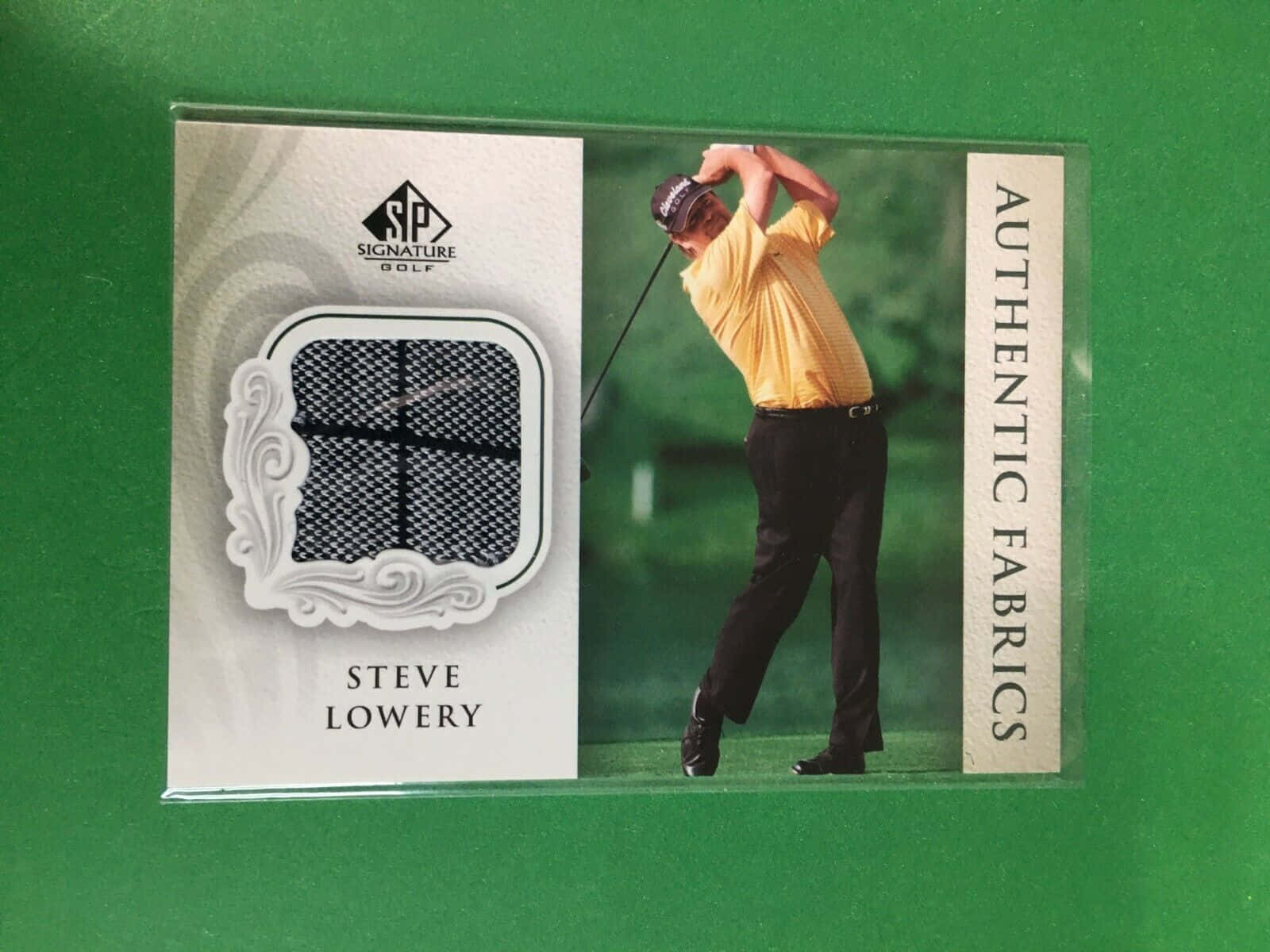 高爾夫 桌布 壁紙 — 高爾夫球手 Steve Lowery 穿著黃色襯衫和黑色褲子在綠色球場上揮桿，附有真實布料樣本。