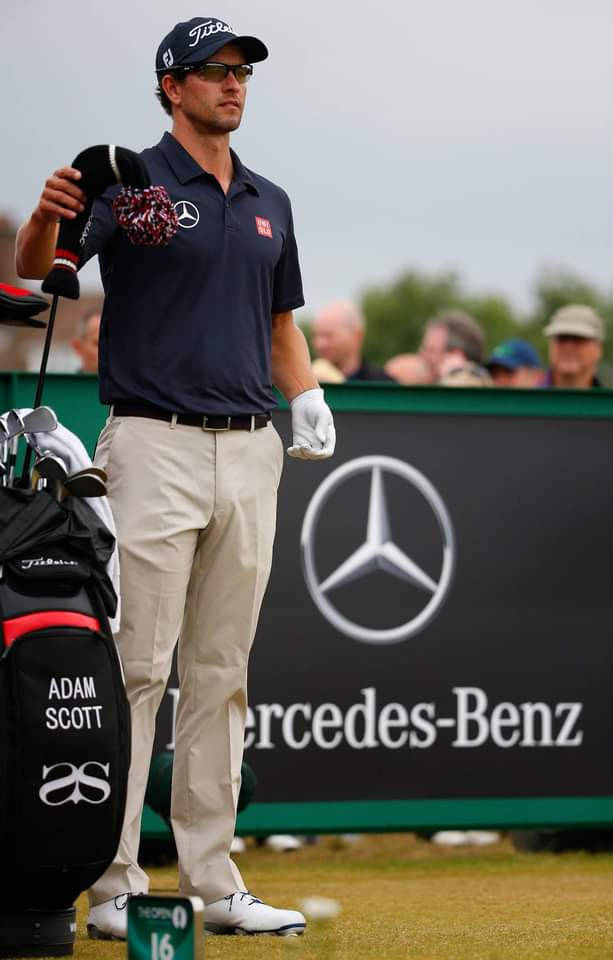 adam scott 桌布 壁紙 — 高爾夫球手Adam Scott在高爾夫球場上手持帽子和球桿，背景為Mercedes-Benz。