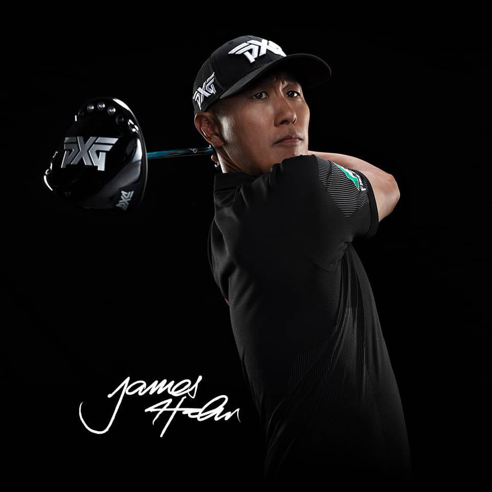 高爾夫 桌布 壁紙 — 高爾夫球手James Hahn在強烈的黑色背景下，於揮桿中途被捕捉，他的PXG球桿在攝影棚燈光下閃耀。
