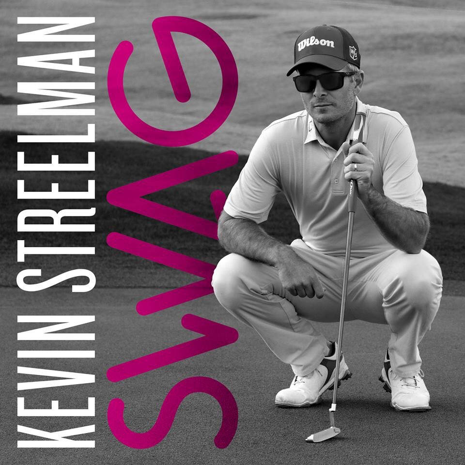 高爾夫 桌布 壁紙 — 高爾夫球手Kevin Streelman蹲在果嶺上，手持推桿，粗體洋紅色字體覆蓋在一張黑白照片上。