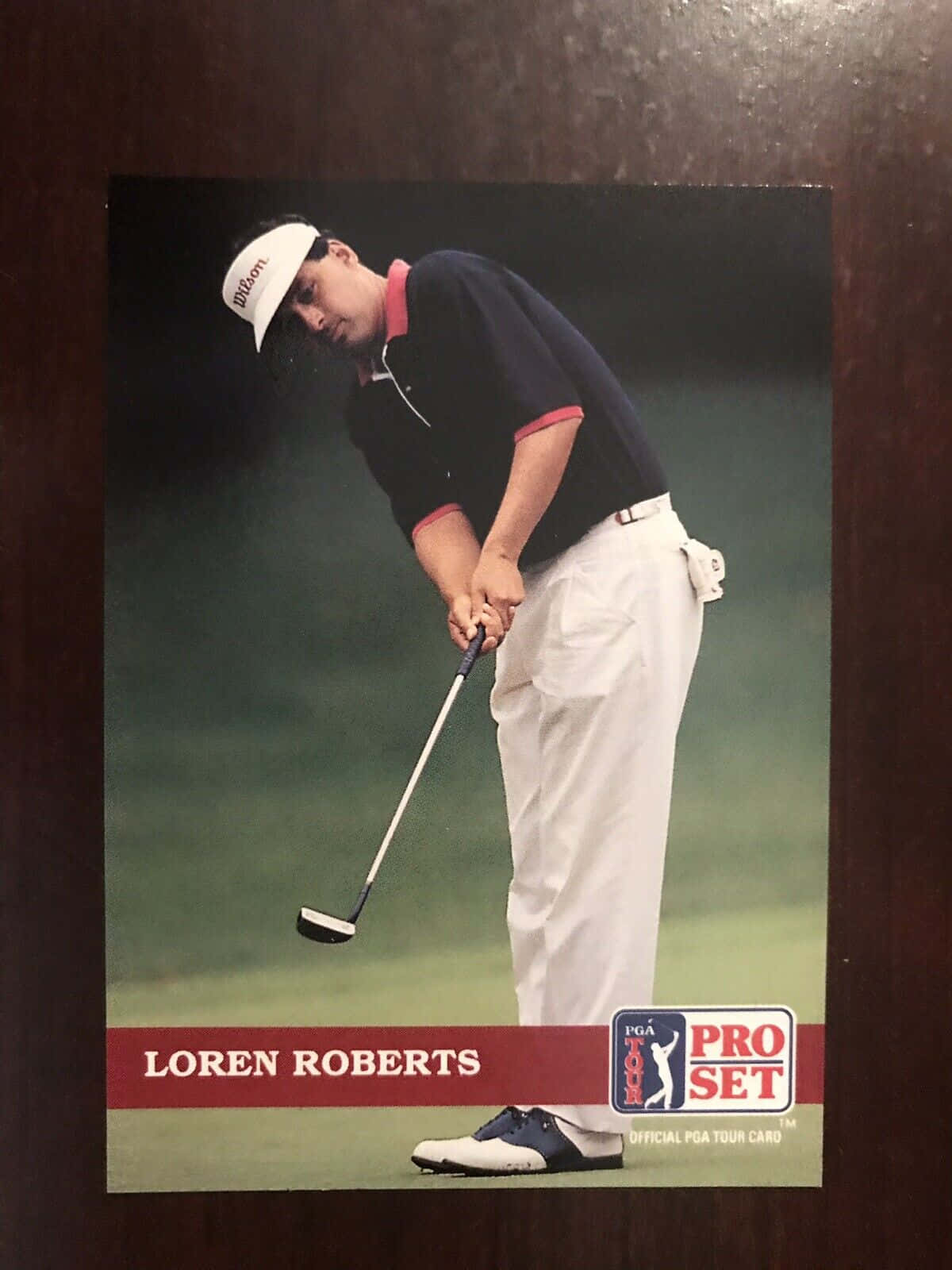 高爾夫 桌布 壁紙 — 高爾夫球手Loren Roberts在綠色球場上揮桿的瞬間，被捕捉在一張復古PGA Pro Set收藏卡中。