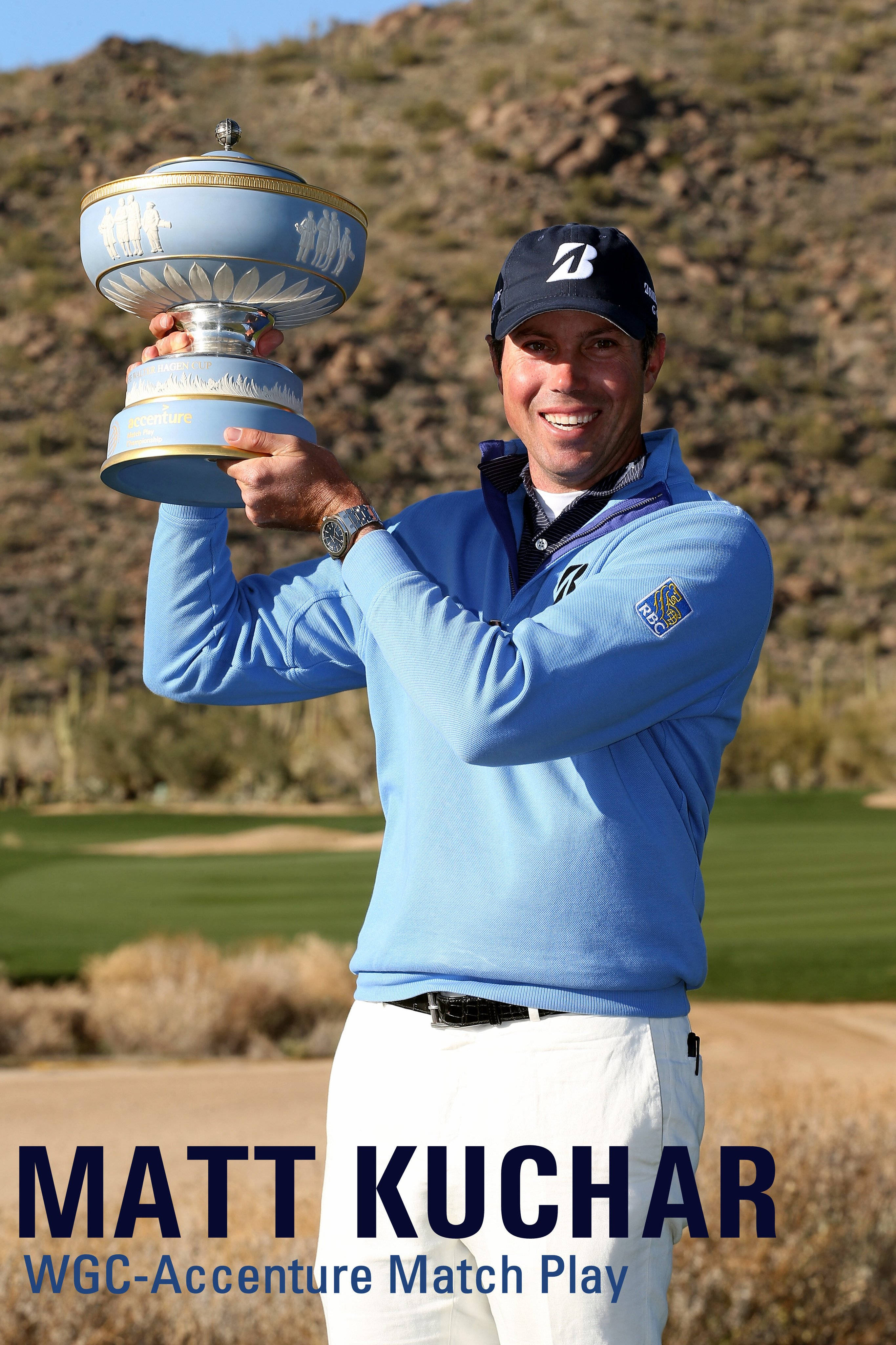 Trophy 桌布 壁紙 — 高爾夫球手Matt Kuchar在陽光明媚的沙漠高爾夫球場上自豪地微笑，手持一個巨大的藍銀色獎盃。