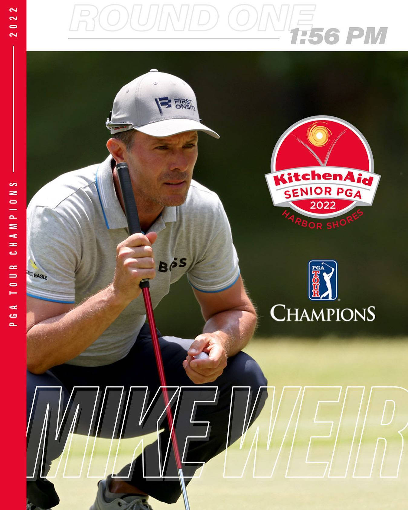 高爾夫 桌布 壁紙 — 高爾夫球手Mike Weir在2022年KitchenAid高級PGA錦標賽期間，在陽光明媚的果嶺上專注地蹲下，手持推桿和高爾夫球。