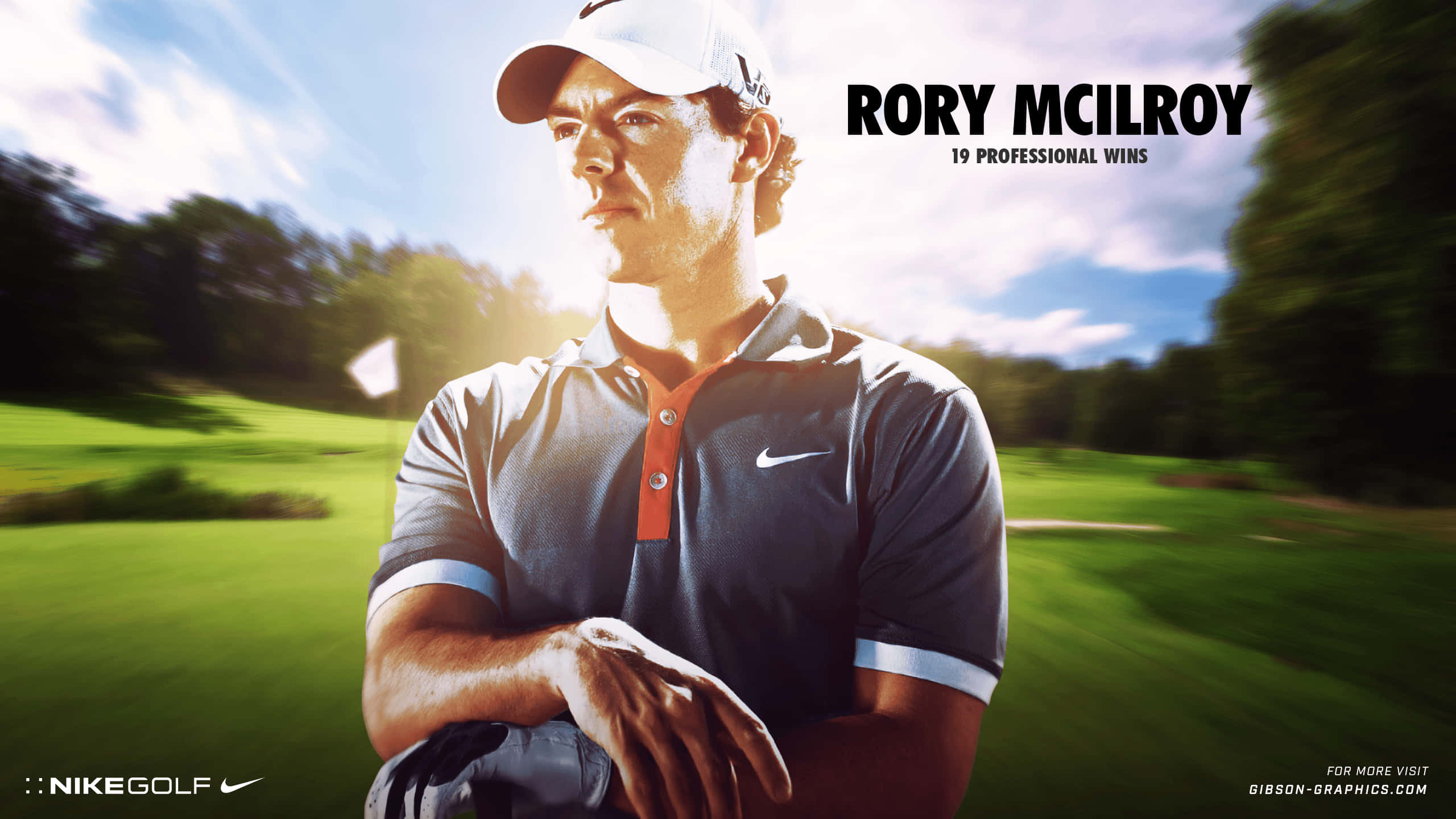 高爾夫 桌布 壁紙 — 高爾夫球手Rory McIlroy自信地站在陽光明媚的高爾夫球場上，雙臂交叉，神情專注。