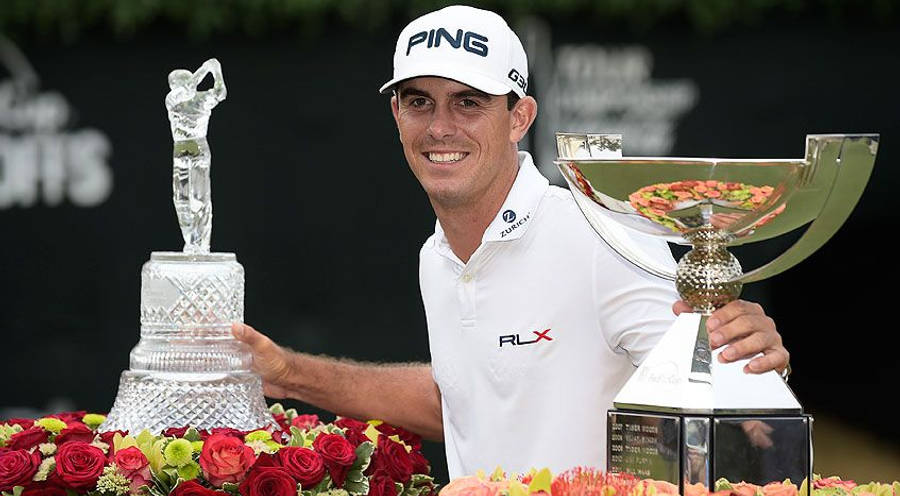 高爾夫 桌布 壁紙 — 高爾夫球手Rory McIlroy在鮮豔的花藝佈置旁，笑容滿面地手持兩個獎盃。