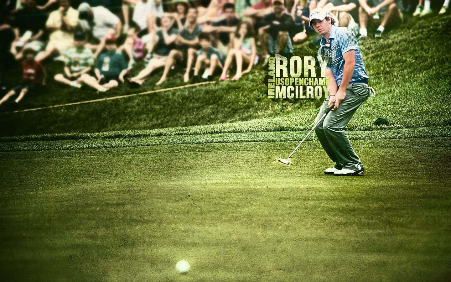 高爾夫 桌布 壁紙 — 高爾夫球手Rory McIlroy在充滿活力的綠色球道上揮桿，背景有模糊的觀眾。