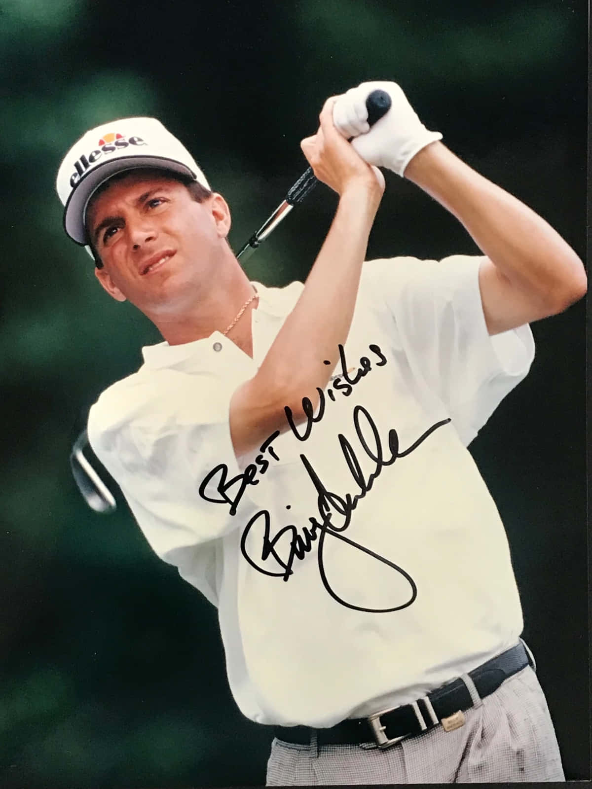 高爾夫 桌布 壁紙 — 高爾夫球手佩恩·斯圖爾特（Payne Stewart）在簽名照片中揮桿，戴著白色帽子和襯衫，背景模糊綠色。