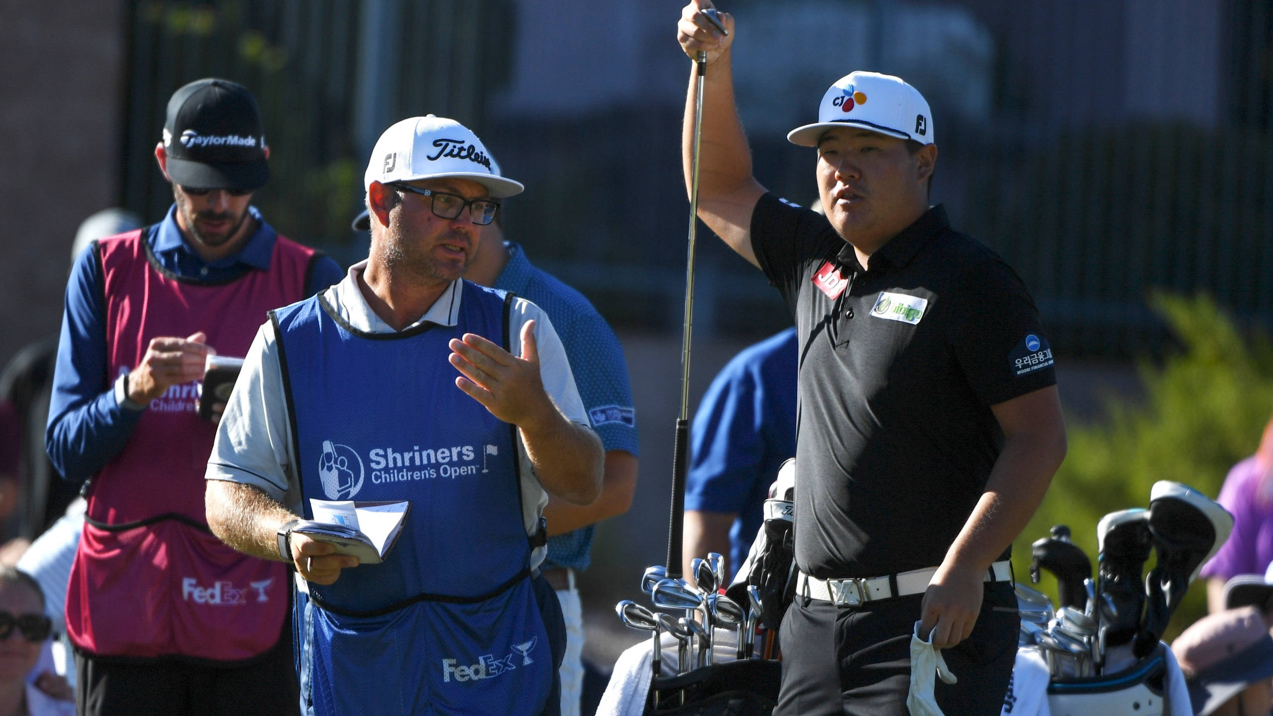 運動 桌布 壁紙 — 高爾夫球手在 Shriners Children's Open 賽事中高舉球桿慶祝，球童做出手勢。