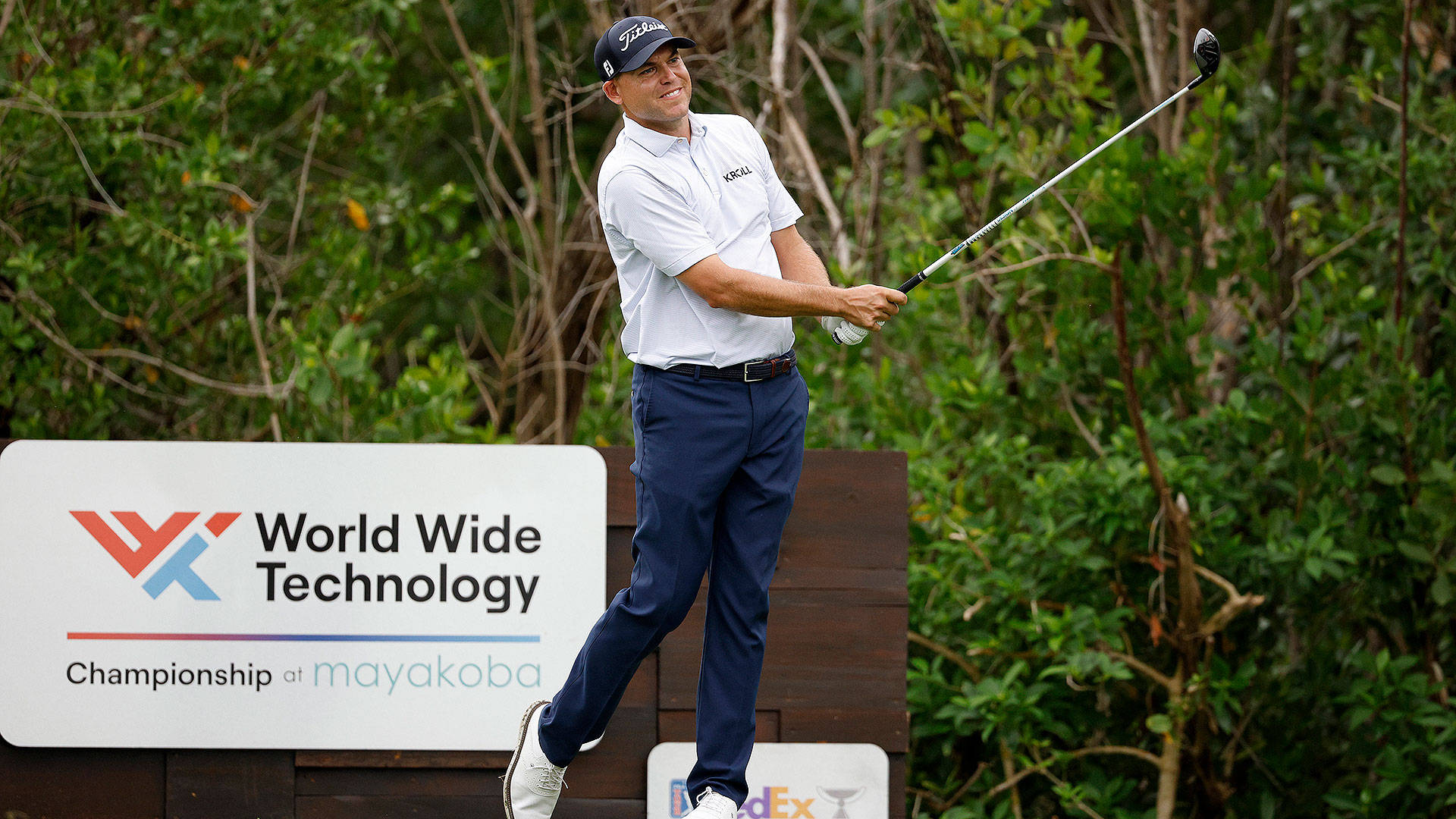 美國 桌布 壁紙 — 高爾夫球手在翠綠球場上揮桿中，'World Wide Technology Championship at mayakoba' 標誌清晰可見。