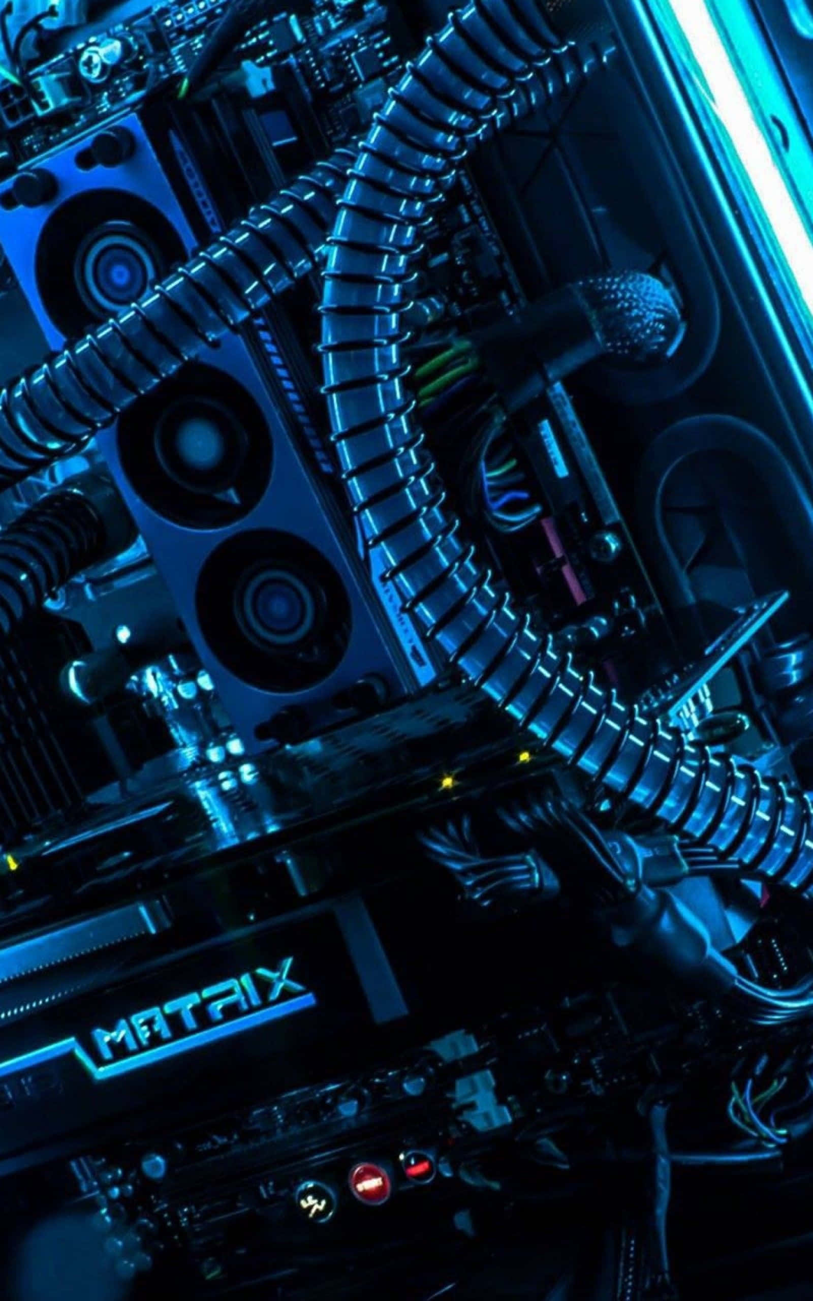 hardware 桌布 壁紙 — 高端電腦內部的特寫，沐浴在冷藍色LED燈光中，突顯複雜的電纜管理和發光組件。