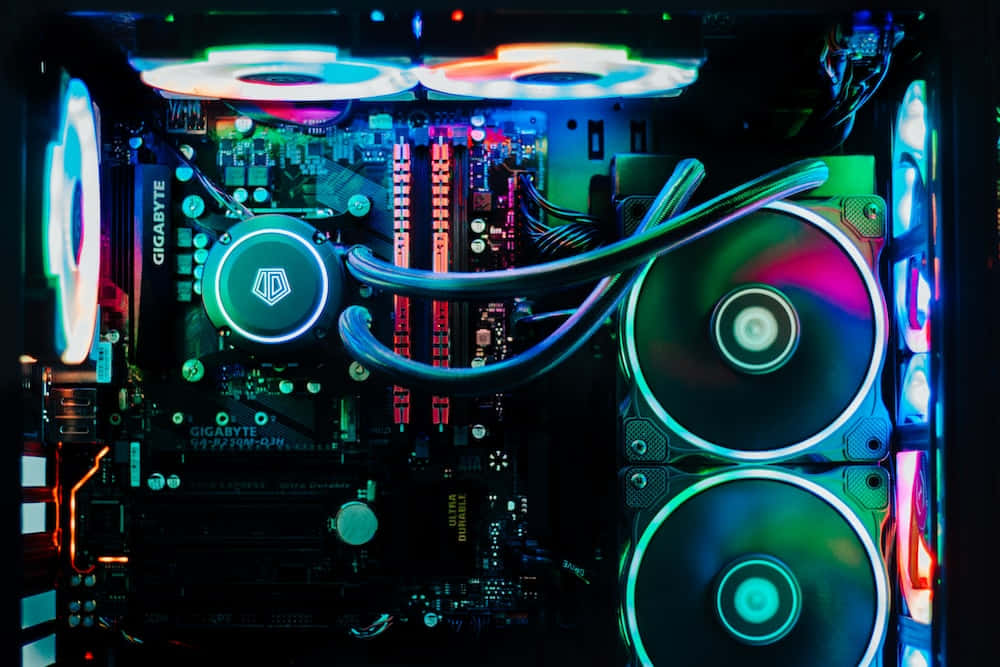 Gaming Pc 桌布 壁紙 — 高端電腦內部組件的特寫，由鮮豔的RGB燈光和液體冷卻管照亮。