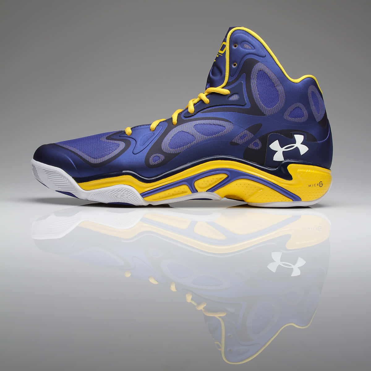 Under Armour 桌布 壁紙 — 高筒籃球鞋，皇家藍和黃色，光面處理，反光表面。