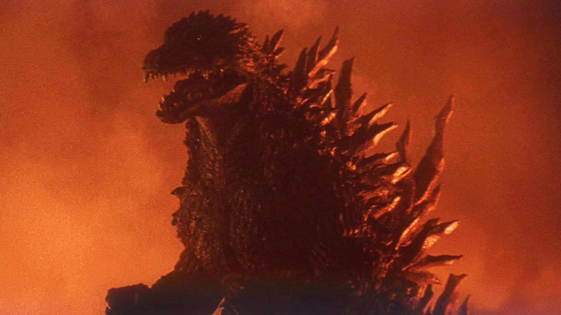 Godzilla 2000 桌布 壁紙 — 高聳的哥吉拉剪影，在火紅橙色的天空下，背鰭發光，張開下顎。