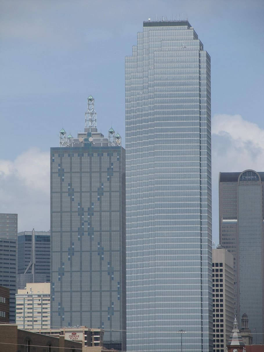城市 桌布 壁紙 — 高聳的玻璃摩天大樓在部分多雲的藍天下主導著明亮的城市天際線。