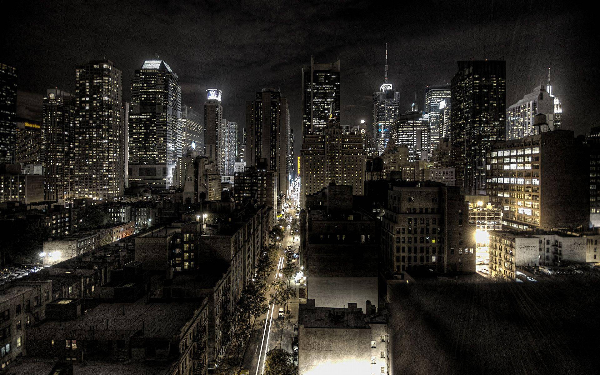 New York 桌布 壁紙 — 高角度夜間景觀，密集的城市天際線，有燈火通明的摩天大樓和發光的街燈。