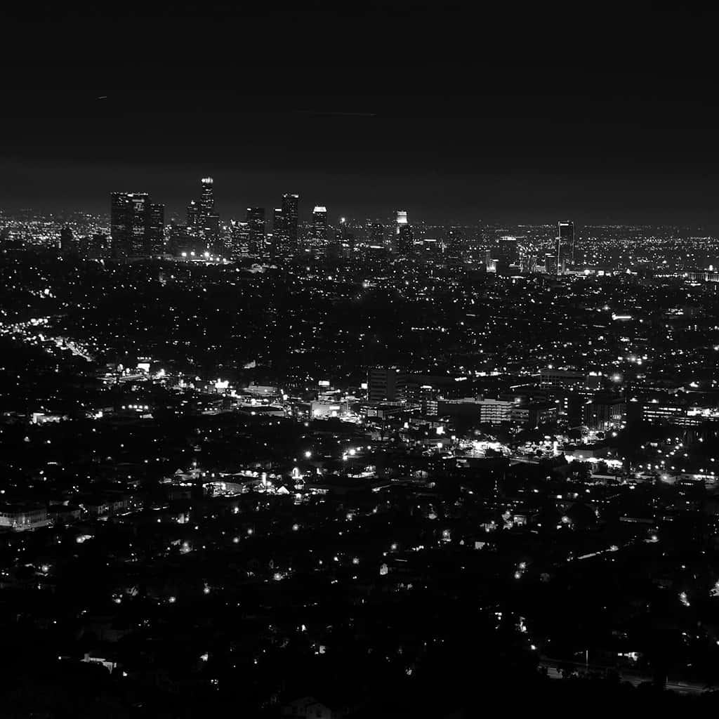 桌布 壁紙 — 高角度黑白夜景，展現廣闊城市景觀，建築物和街道燈光閃爍。
