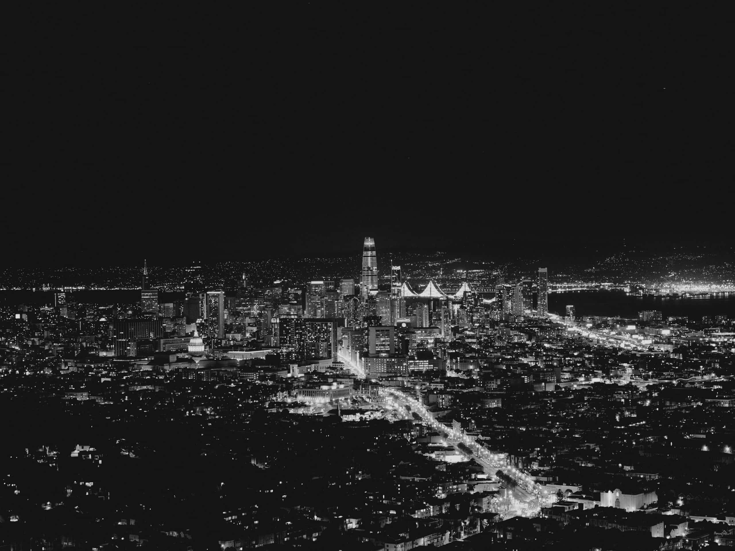 San Francisco Black And White 桌布 壁紙 — 高角度黑白夜景拍攝，展現廣闊城市景觀，摩天大樓與街燈閃爍。