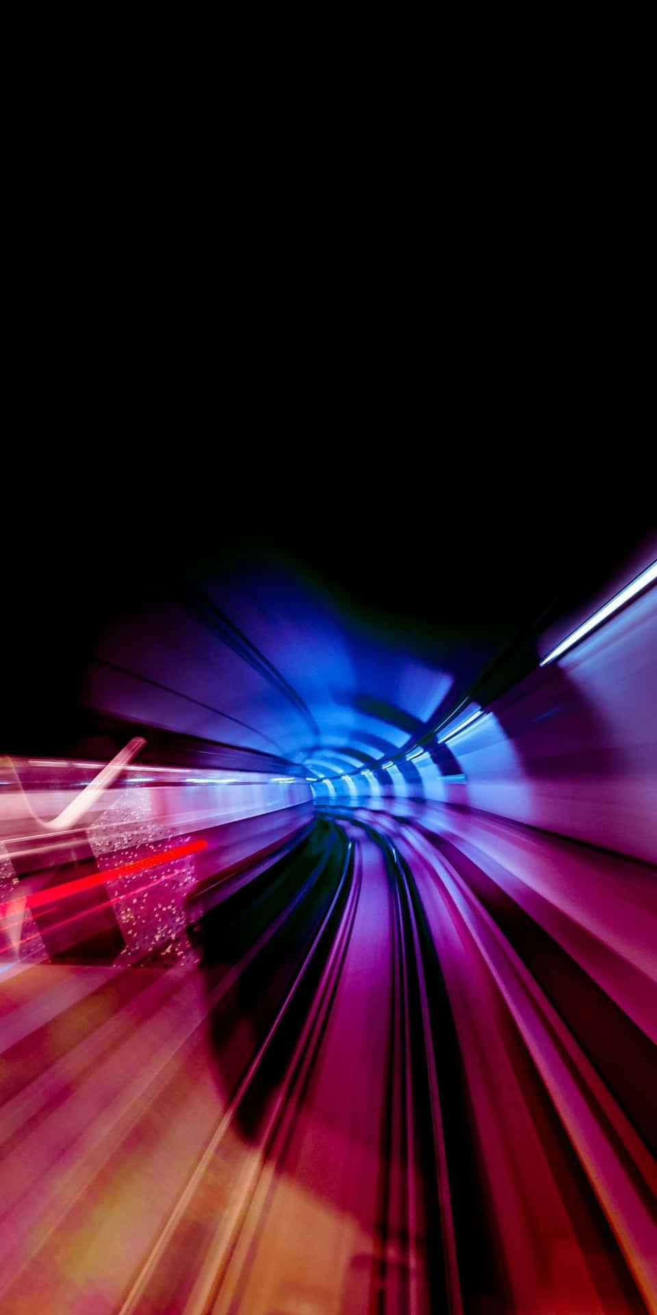 Motion Blur 桌布 壁紙 — 高速動態模糊拍攝穿過黑暗隧道，電光藍、紫和紅色光線條紋匯聚向一個發光的消失點。
