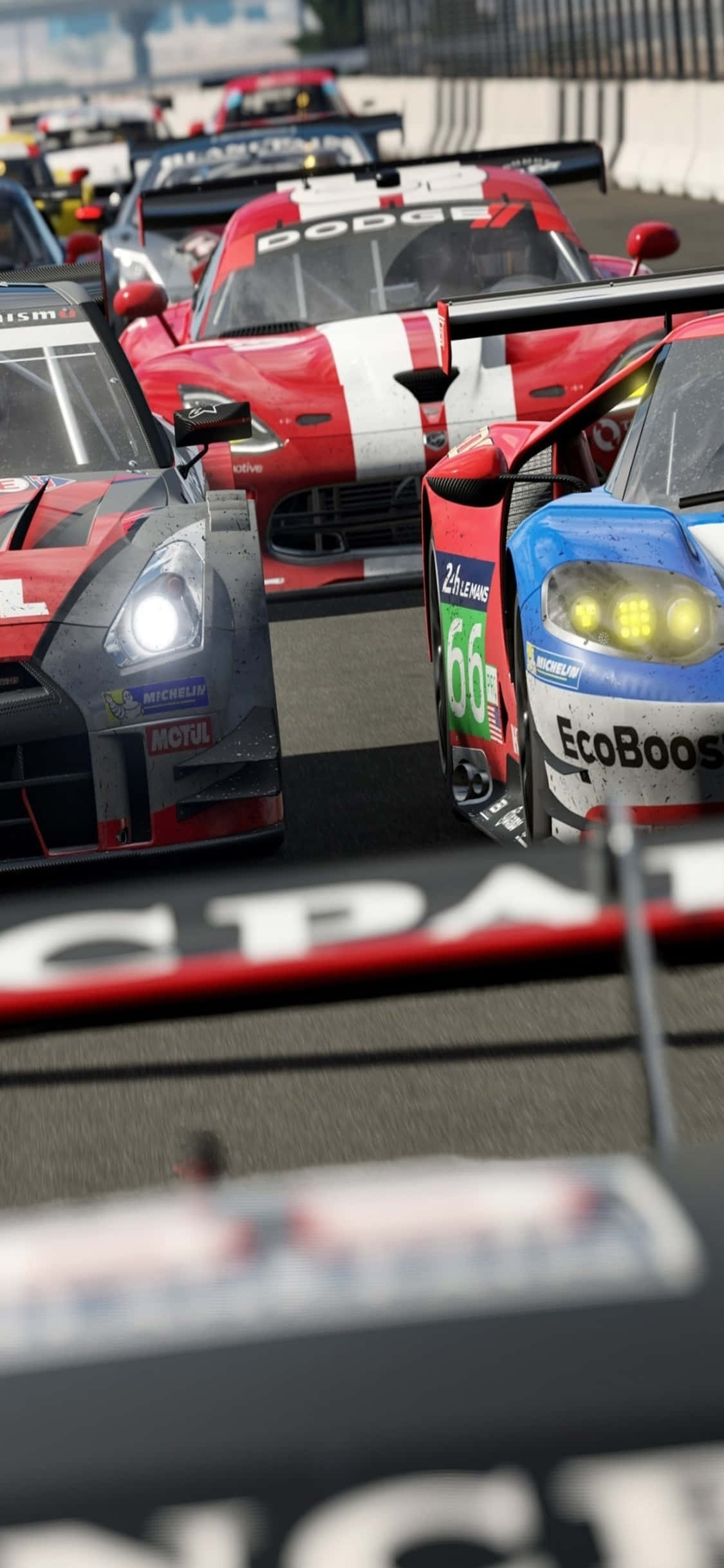 Forza 7 桌布 壁紙 — 高速賽車在賽道上競爭的特寫視圖，帶有可見的贊助商標誌和模糊的運動。