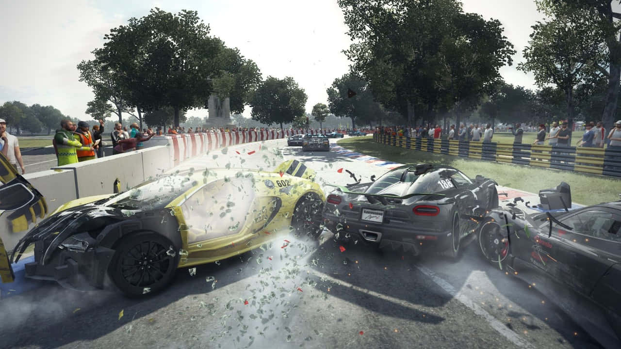 720p Grid Autosport 桌布 壁紙 — 高速賽車在陽光明媚的賽道上猛烈相撞，觀眾在屏障後觀看。