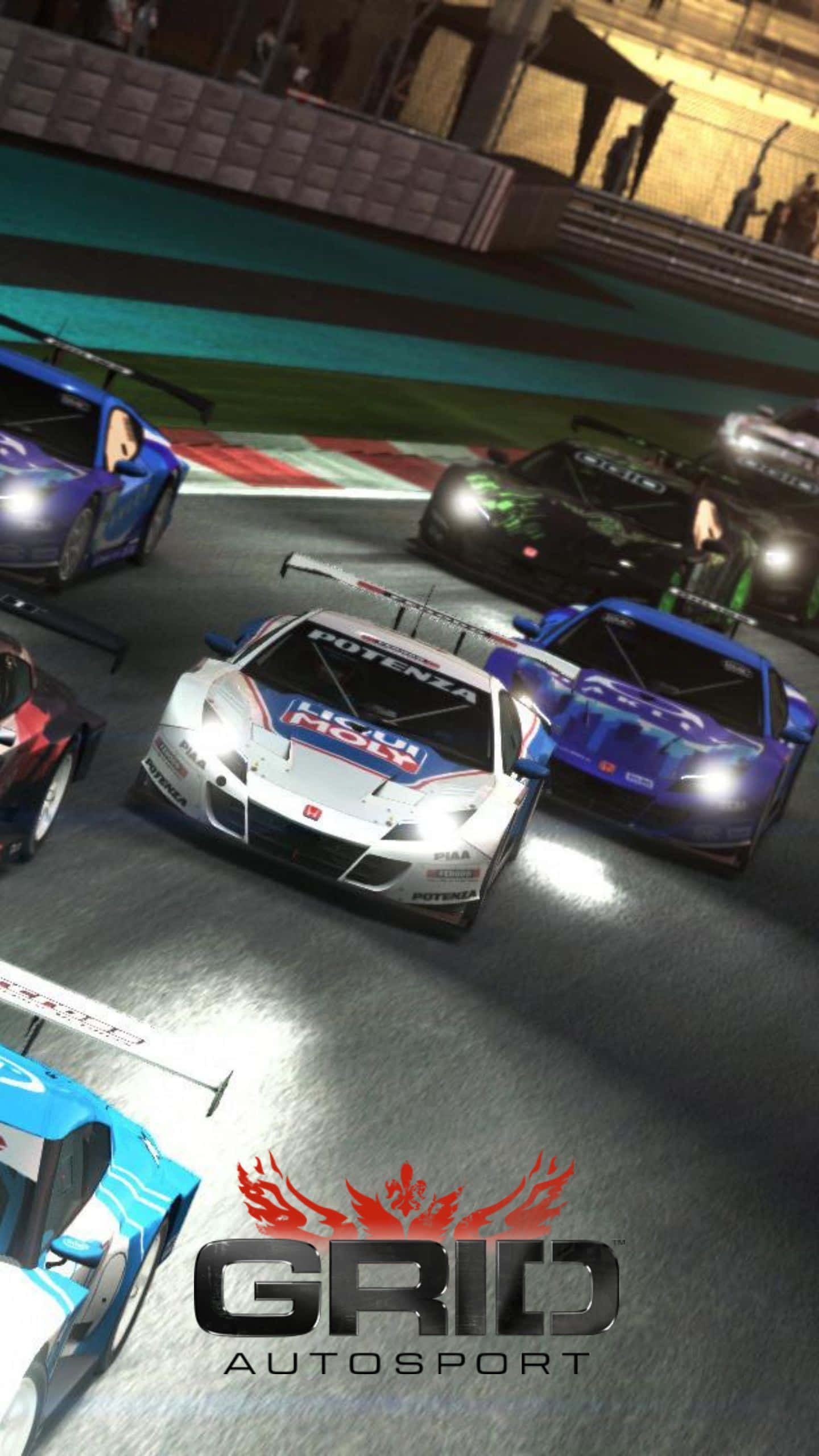 Android Grid Autosport 桌布 壁紙 — 高速賽車在體育場燈光下，於昏暗的賽道上激烈競爭，觀眾在看台上觀看。