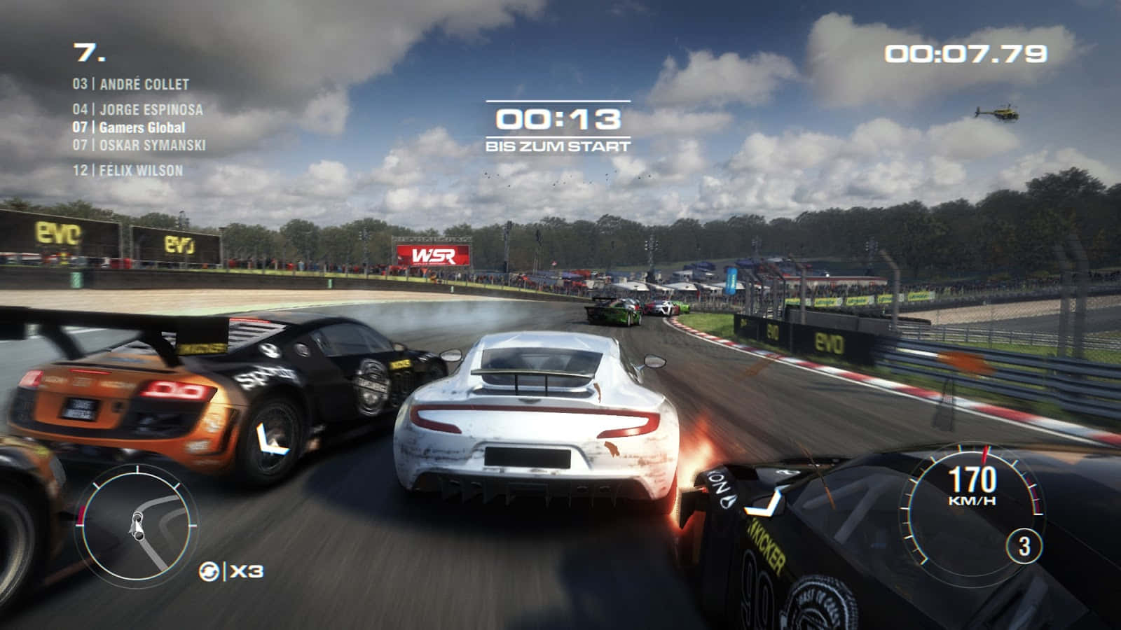Grid 2 桌布 壁紙 — 高速賽車遊戲場景，多輛跑車在陰天潮濕賽道上飄移。