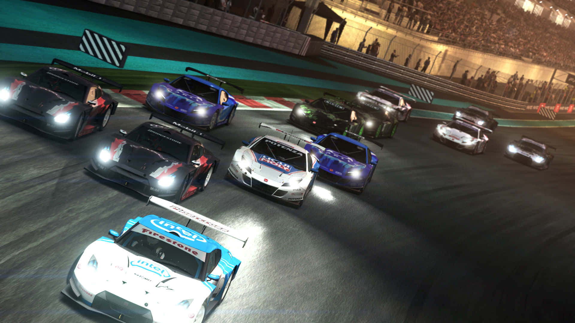 Grid Autosport 桌布 壁紙 — 高速賽車配備明亮頭燈，在體育場燈光下的潮濕夜間賽道上爭奪位置。