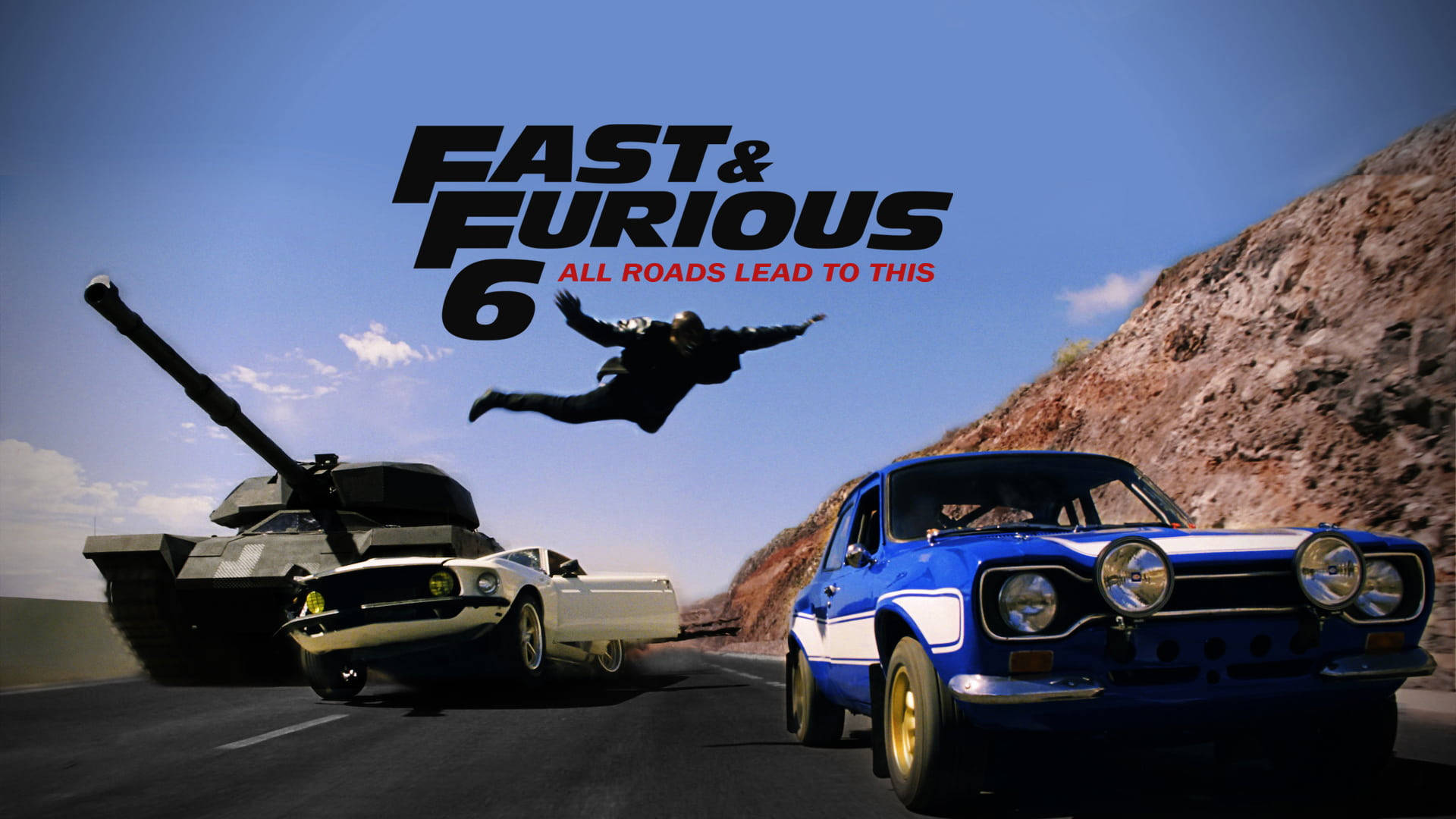 fast 桌布 壁紙 — 高速追逐場景，一輛藍色拉力賽車、一輛白色肌肉車和一輛坦克在沙漠公路上飛馳，一名男子在空中跳躍。