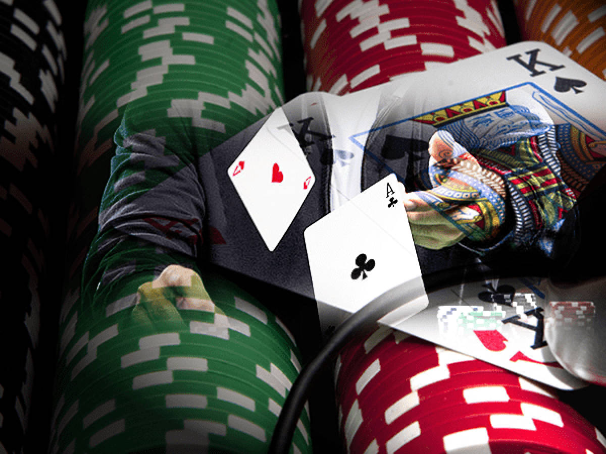 Playing Cards 桌布 壁紙 — 高風險遊戲中手持黑桃K的撲克籌碼和紙牌特寫。