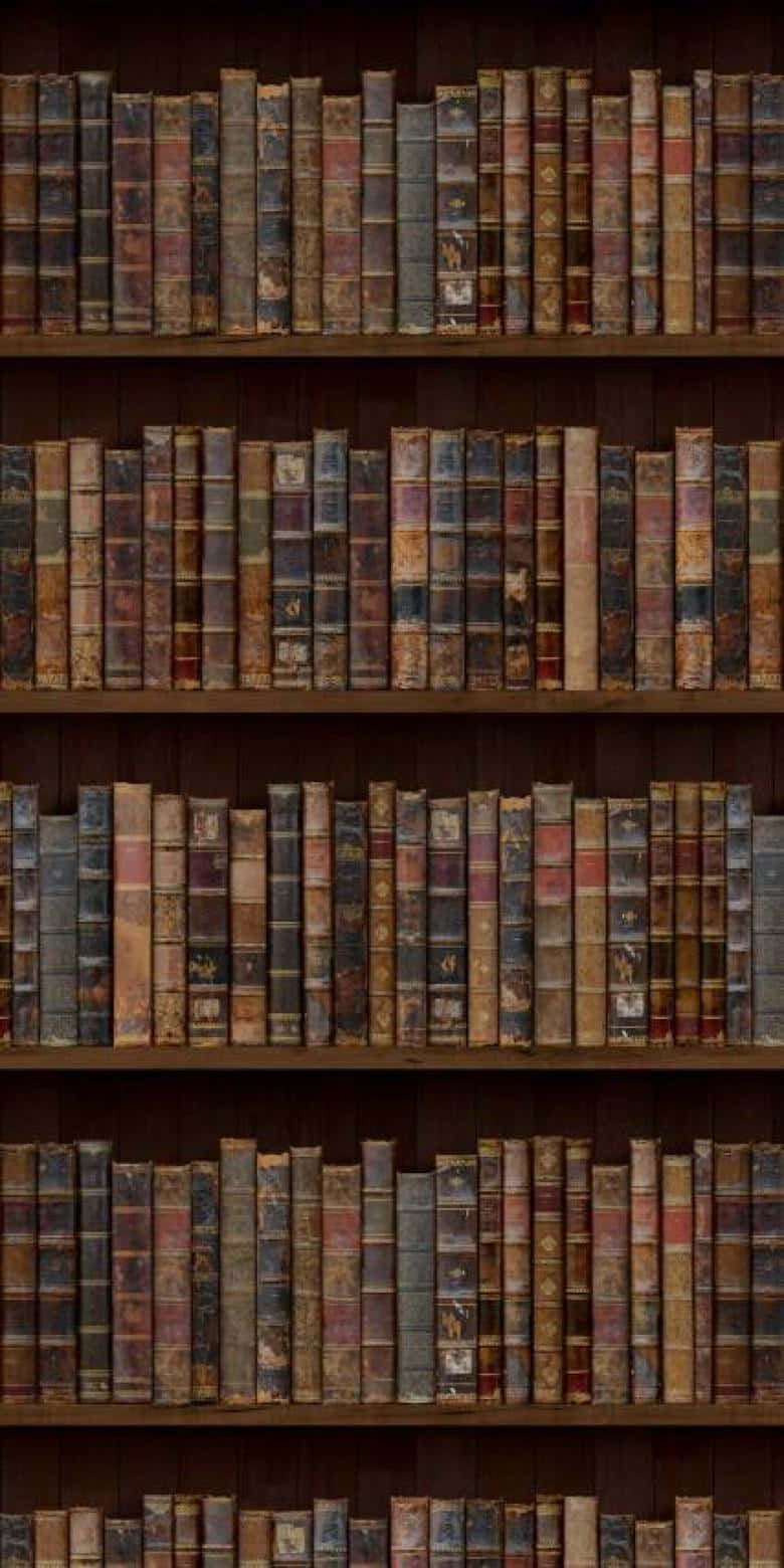 books 桌布 壁紙 — 高高的木書架上塞滿了陳舊的皮面書籍，呈現豐富的棕色和褪色的金色。