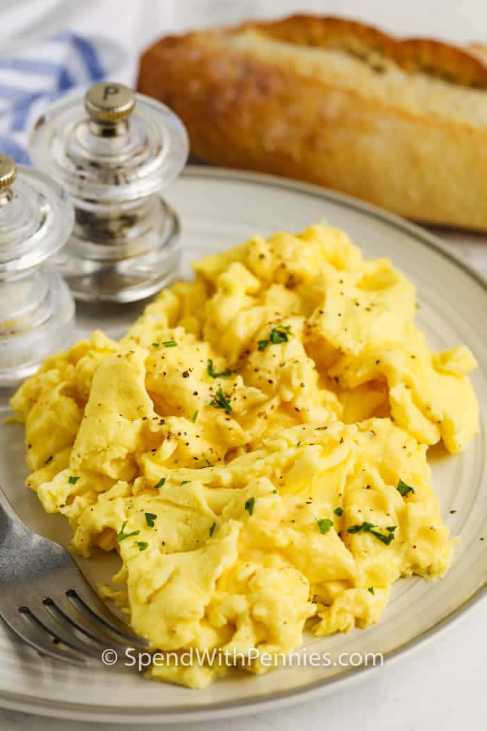 Scrambled Egg 桌布 壁紙 — 鬆軟炒蛋配上香草和胡椒，放在盤子上，旁邊有脆皮麵包和玻璃鹽胡椒罐。