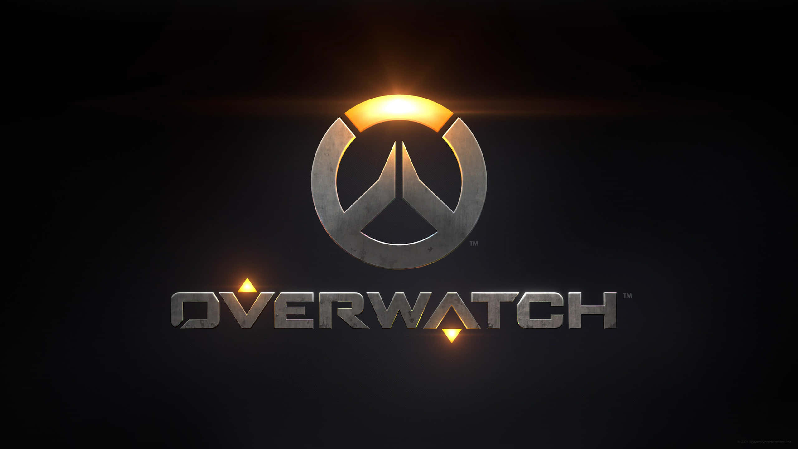HD Overwatch 桌布 壁紙 — 《鬥陣特攻》標誌在深色背景上散發金色光芒，在其金屬徽章周圍投射出耀眼的光環。