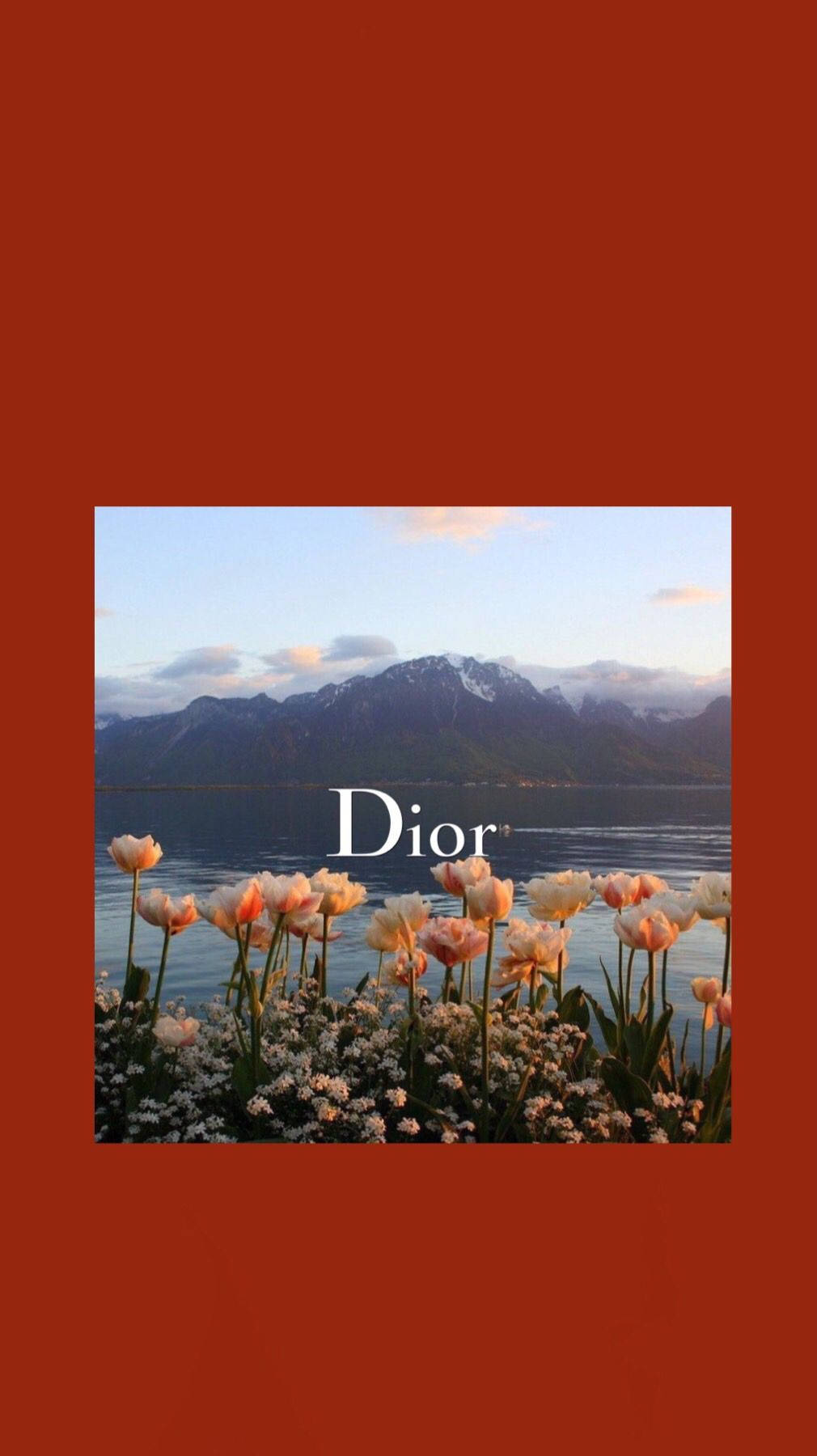 Dior 動態 桌布 壁紙 — 鬱金香在平靜的湖邊盛開，積雪覆蓋的山脈在柔和的暮色天空下，由大膽的紅色邊框框起。