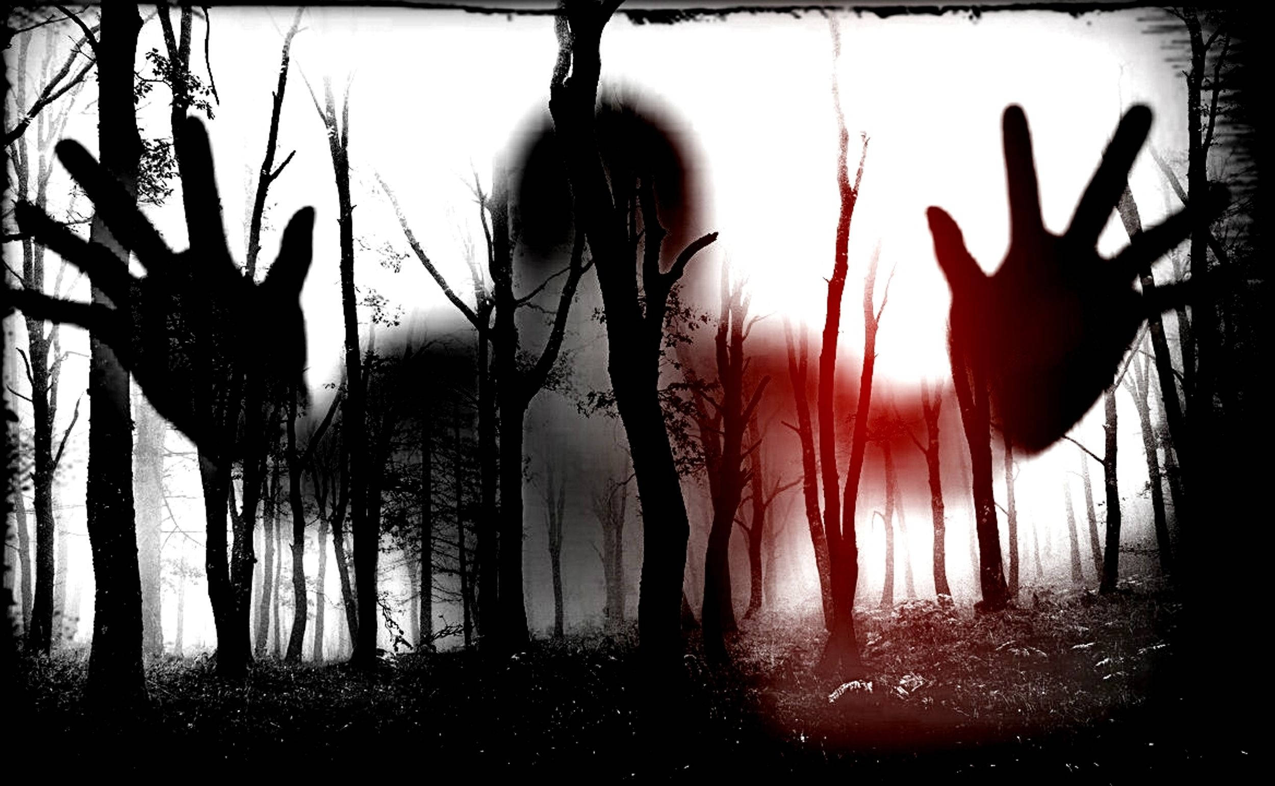 Wendigo 桌布 壁紙 — 鬼手按在霧氣瀰漫的森林窗戶上，紅色污漬在玻璃上蔓延。
