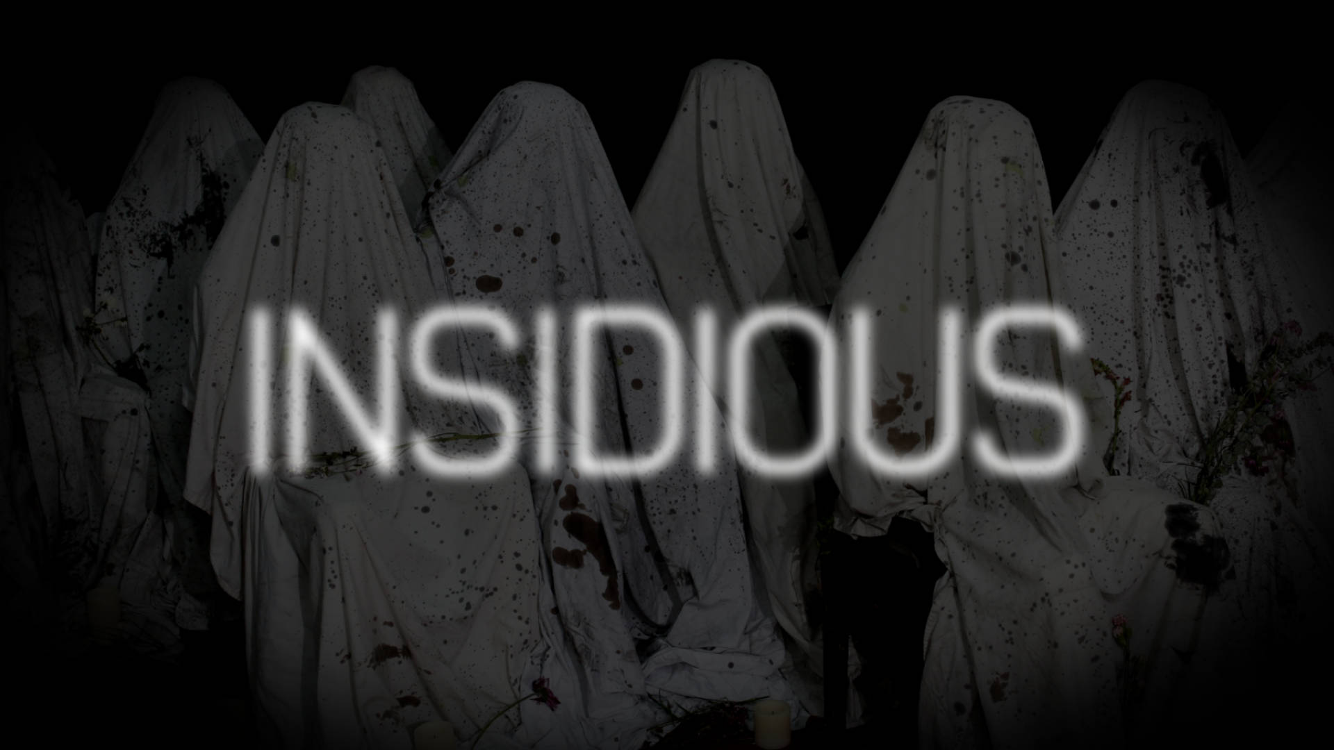 Insidious 桌布 壁紙 — 鬼魅般的身影穿著破爛的白布，站在黑暗中帶有血跡，而「INSIDIOUS」這個字微弱地發光。