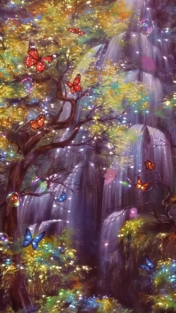 Butterflies 桌布 壁紙 — 魔法森林瀑布穿過發光的樹木，伴隨著色彩繽紛的蝴蝶和閃爍的光芒。
