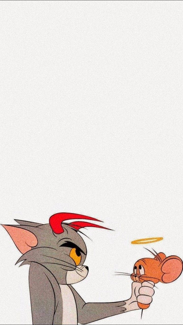 Jerry 桌布 壁紙 — 魔鬼角的貓 Tom 抓住老鼠 Jerry 的尾巴，而 Jerry 頭上有光環，背景是純白色。