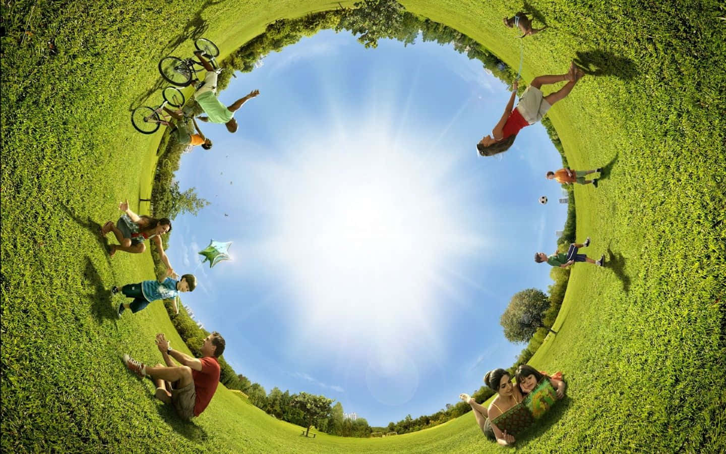 Unique 桌布 壁紙 — 魚眼視角下，一群快樂的人們在明亮的藍天下，在充滿活力的綠色草坪上放鬆玩耍。