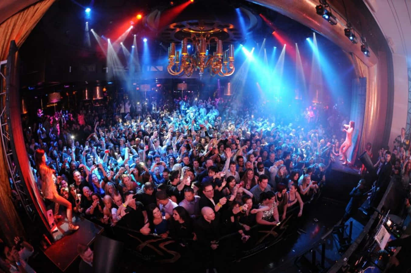 club 桌布 壁紙 — 魚眼視角下的擁擠夜店，閃爍燈光與人群在水晶吊燈下跳舞。