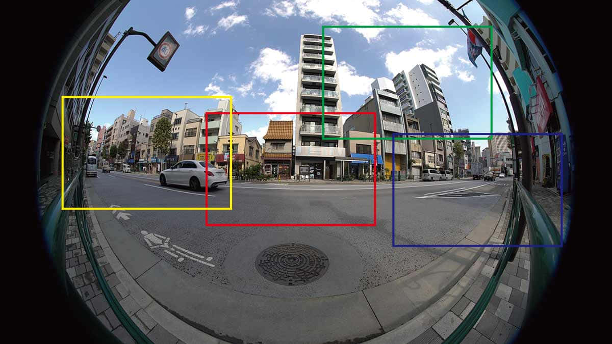 Fisheye 桌布 壁紙 — 魚眼視角下的明亮城市街道，現代建築、汽車和清澈的藍天。