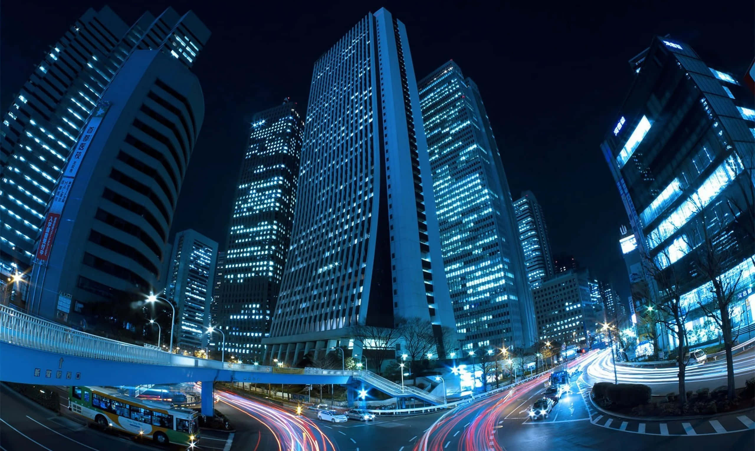 Building 桌布 壁紙 — 魚眼視角下的霓虹燈夜景，車流燈光拖曳，高樓聳立。