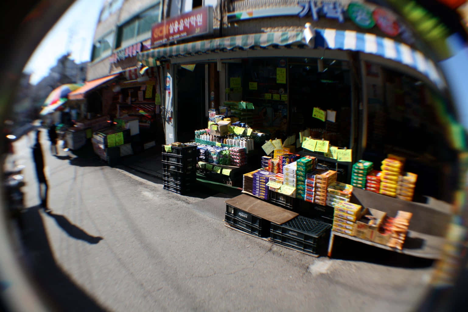 Fisheye 桌布 壁紙 — 魚眼鏡頭捕捉到明亮日光下色彩繽紛商品滿溢的熱鬧街市攤位。